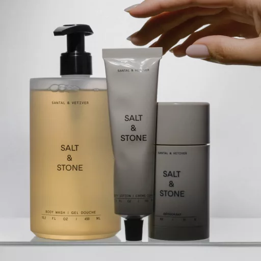 Salt & Stone Szantál & vetiver esszenciális testápoló szett