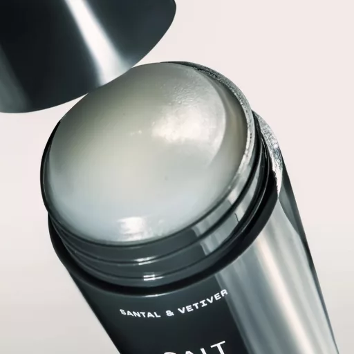 Salt & Stone Szantál & vetiver gél dezodor érzékeny bőrre