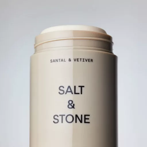 Salt & Stone Szantál & vetiver extra erős dezodor