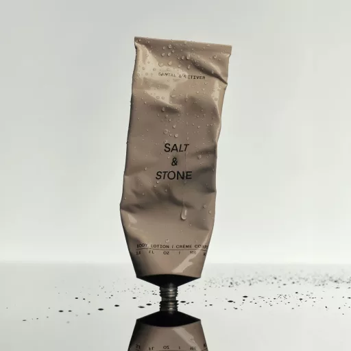 Salt & Stone Szantál & vetiver tápláló kézkrém