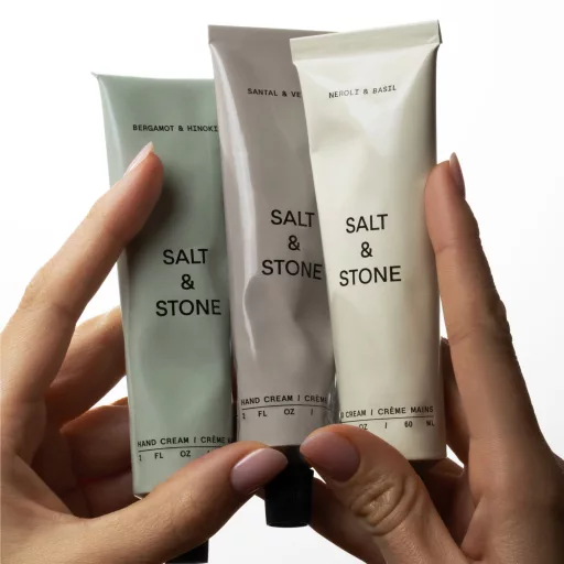 Salt & Stone Sáfrány & cédrus tápláló kézkrém